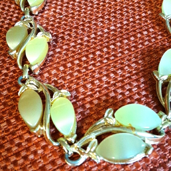 Jewelry - Vintage 1940-60's Thermostat Yellow&Gold Tone Leaf/Vine Choker***Hostess Pick***